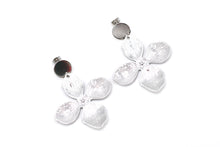 Load image into Gallery viewer, Oversized Flower Earrings