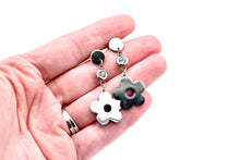 Load image into Gallery viewer, Daisy Rhinestone Earrings