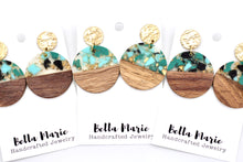 Load image into Gallery viewer, Green Fleck Earrings