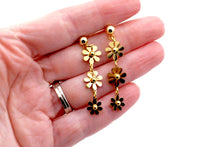 Load image into Gallery viewer, Gold Daisy Earrings