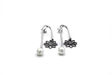 Load image into Gallery viewer, Silver Daisy Earrings