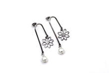 Load image into Gallery viewer, Silver Daisy Earrings