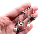 Load image into Gallery viewer, Silver Daisy Earrings