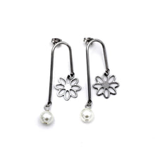 Load image into Gallery viewer, Silver Daisy Earrings