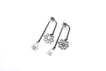 Load image into Gallery viewer, Silver Daisy Earrings