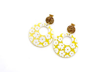 Load image into Gallery viewer, Yellow Daisy Earrings