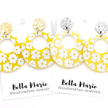 Load image into Gallery viewer, Yellow Daisy Earrings
