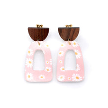 Load image into Gallery viewer, Light Pink Flower Earrings