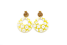 Load image into Gallery viewer, Yellow Daisy Earrings