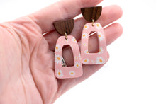 Load image into Gallery viewer, Light Pink Flower Earrings