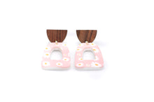 Load image into Gallery viewer, Light Pink Flower Earrings