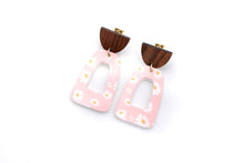 Load image into Gallery viewer, Light Pink Flower Earrings