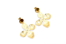 Load image into Gallery viewer, Oversized Flower Earrings