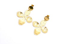Load image into Gallery viewer, Oversized Flower Earrings