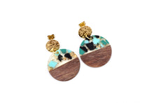Load image into Gallery viewer, Green Fleck Earrings