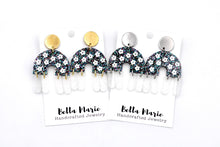Load image into Gallery viewer, Flower Fringe Earrings