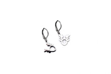 Load image into Gallery viewer, Simple Reindeer Earrings

