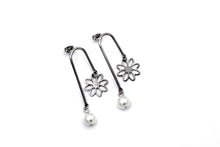 Load image into Gallery viewer, Silver Daisy Earrings
