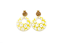 Load image into Gallery viewer, Yellow Daisy Earrings

