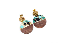 Load image into Gallery viewer, Green Fleck Earrings
